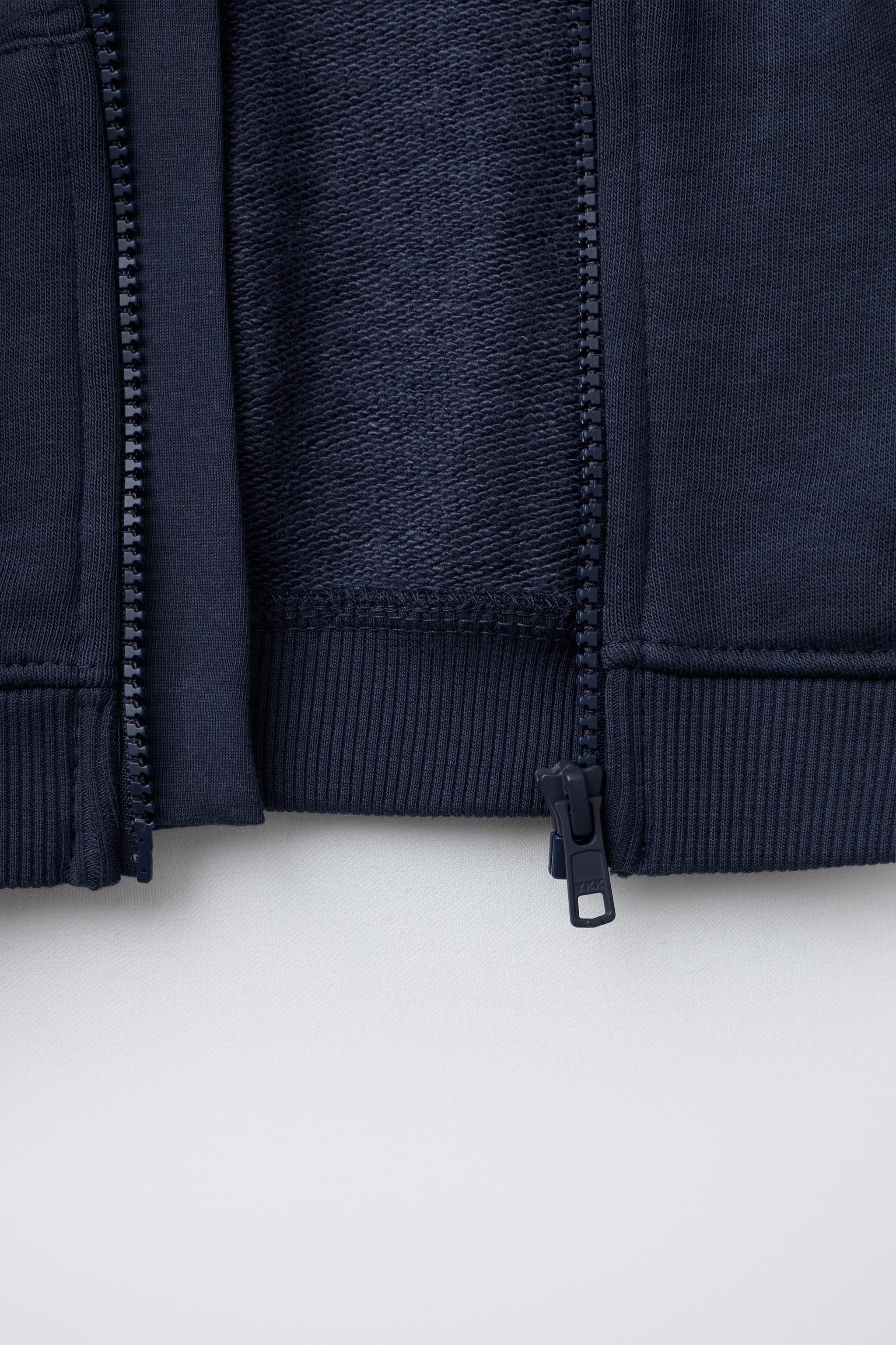 SWEAT ZIPPÉ BASIQUE INSCRIPTION